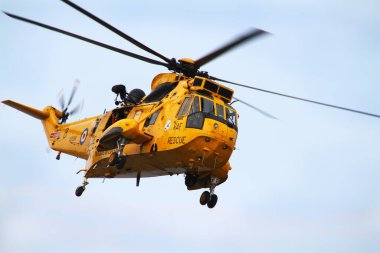 Deniz Kralı RAF hava kurtarma helikopteri klasik sarı renkli. İngiltere.