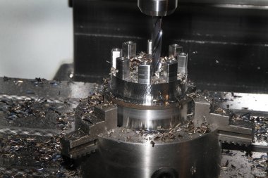 Motor endüstrisi için parça üretmek için kullanılan modern kesme makinesi..