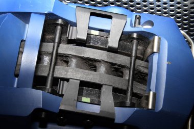 Havalandırılmış isk montajı modern yüksek performanslı araçlara yeni fren yastıkları takıldı.