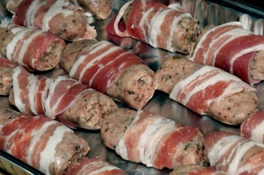 Domuz pastırmalı küçük sosisler pişirmeye hazır. Battaniyeli domuzlar..