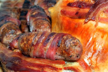 Pastırma ambalajlı ve yemeye hazır küçük domuz sosisleri. Battaniyeli domuzlar..