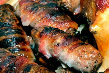 Pastırma ambalajlı ve yemeye hazır küçük domuz sosisleri. Battaniyeli domuzlar..