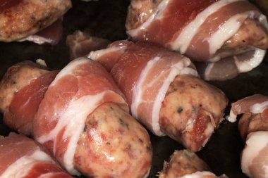 Pişirmeye hazır banyo ambalajlı küçük kokteyl sosisleri. Battaniyeli domuzlar. İngiltere.