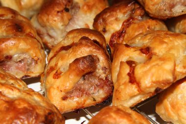 Küçük sosisli börekler ve soğutma tepsisi..