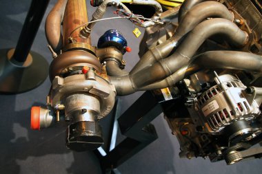 Yüksek performanslı araç motoru için modern turbo kompresör ünitesi.