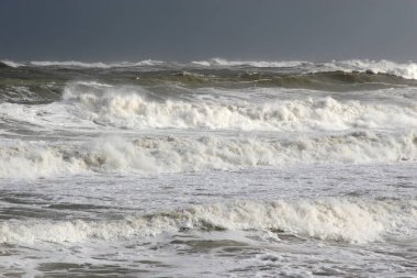 İngiltere, Yorkshire 'ın doğu kıyısında dalgalı hava dalgaları ve tehlikeli denizler.