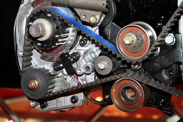 Modern yüksek performanslı araç motorunun dişli ve dikişli sürüş kemeri.