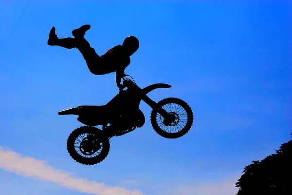 Stuntmotorradfahrer Bei Flugmanöver — Stockfoto