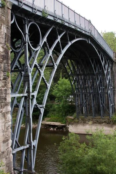 アイアンブリッジ Iron Bridge イギリスのシュロップシャー州にあるセヴァーン川を渡る鋳鉄製アーチ橋である 天明元年 1781年 に開通し 鋳鉄製の橋としては世界初のものであり 新素材の使用で大いに賞賛された — ストック写真