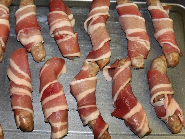 Sosis Babi Koktail Kecil Dengan Pembungkus Bacon Siap Untuk Dimasak — Stok Foto