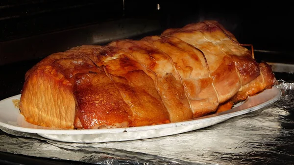 Logam Sendi Babi Dikeluarkan Dari Oven Siap Setelah Dipanggang — Stok Foto