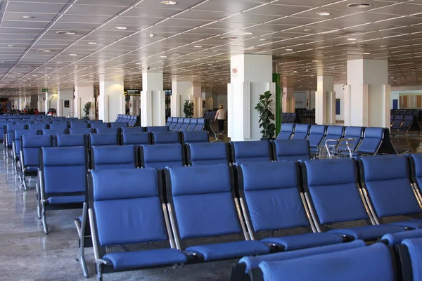 机场候机室一排排空位 — 图库照片