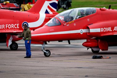 Kraliyet Hava Kuvvetleri Aerobatik Takımı olarak da bilinen Kızıl Oklar Kraliyet Hava Kuvvetleri 'nin Scampton merkezli akrobasi ekspres takımıdır.. 