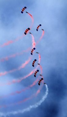Falcons, RAF Brize Norton, Oxfordshire merkezli UKs 'ın bir numaralı askeri paraşüt ekran ekibidir ve yıl boyunca İngiltere ve Avrupa' nın her yerindeki tesislerde sergilenirler..