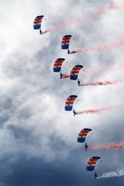 Falcons, RAF Brize Norton, Oxfordshire merkezli UKs 'ın bir numaralı askeri paraşüt ekran ekibidir ve yıl boyunca İngiltere ve Avrupa' nın her yerindeki tesislerde sergilenirler..