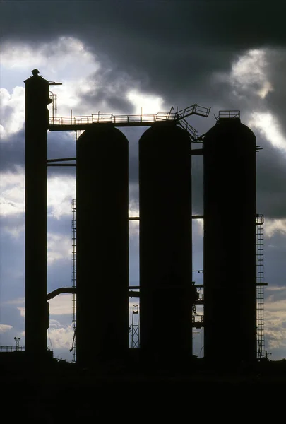 Silhouet Van Grote Industriële Verwerkingsvaartuigen Redundante Chemische Ijzerfabrieken — Stockfoto