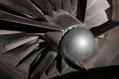 Jet türbin uçak motorunda kompresör ünitesi ayrımı. Eski model.