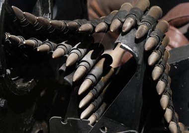 Sergide, İngiliz İkinci Dünya Savaşı 'nın arka kulesinde dört adet 0.303 makineli tüfekle donatılmış ağır gece bombardıman uçağı görülüyor. Çok tehlikeli bir iş..