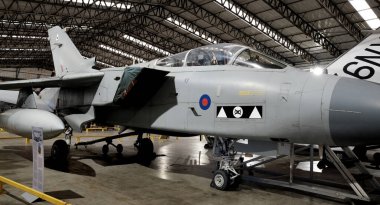Panavia Tornado, İtalya, Birleşik Krallık ve Batı Almanya tarafından ortaklaşa geliştirilen ve üretilen çift motorlu, değişken kanatlı bir savaş uçağıdır. Yorkshire Hava Müzesi. Elvington..