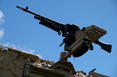İngiliz General Amaçlı Makineli Tüfek konvoyun korunması için kamyonda bulundu. L7 GPMG (Genel Amaçlı Makineli Tüfek) (bazen 'Gimpy' veya 'Jimpy' olarak da bilinir), Belçika 'nın en başarılı FN MAG' ıdır..