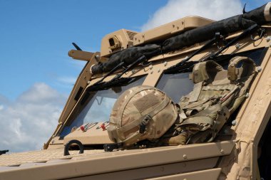 Modern savaş alanı koruyucu zırhlı asker kaskı nakliye aracı kaputunda.