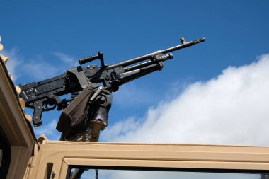 İngiliz General Amaçlı Makineli Tüfek konvoyun korunması için kamyonda bulundu. L7 GPMG (Genel Amaçlı Makineli Tüfek) (bazen 'Gimpy' veya 'Jimpy' olarak da bilinir), Belçika 'nın en başarılı FN MAG' ıdır..