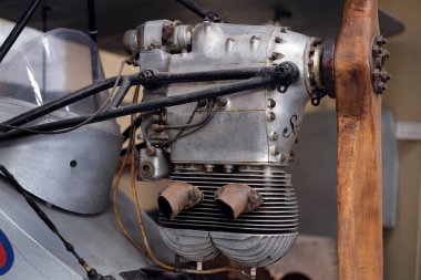 Hafif uçaklardaki küçük benzin motoru vintage koleksiyonda sergileniyor.