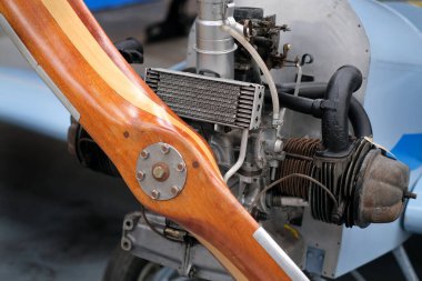 Hafif uçaklardaki küçük benzin motoru vintage koleksiyonda sergileniyor.