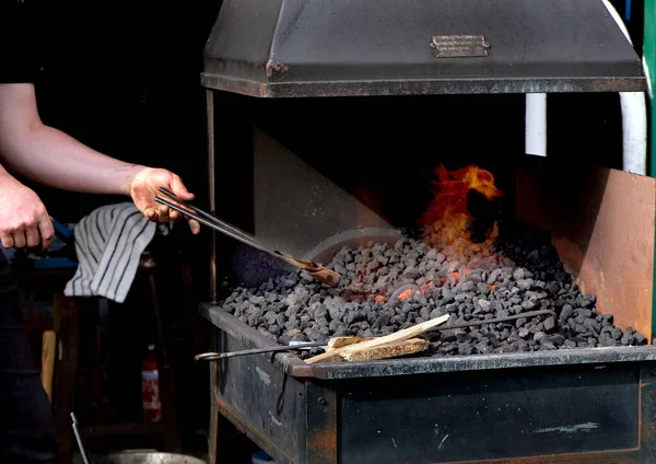 Pandai Besi Tempat Kerja Dengan Suhu Tinggi Coke Berbahan Bakar — Stok Foto