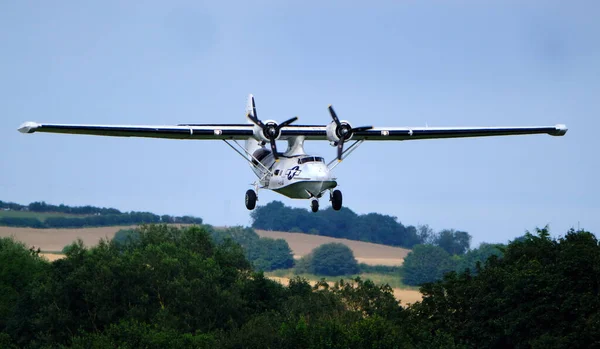 加泰罗尼亚号 Consolidated Pby Catalina 也被称为加泰罗尼亚号 Canso Canso 是一艘美国飞艇 后来是一架由合并飞机生产的两栖飞机 它是第二次世界大战中使用最广泛的飞机之一 — 图库照片