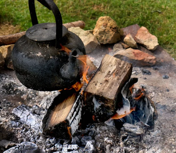 Old Vintage Ketel Hitam Pada Kayu Api Situs Kamp Luar — Stok Foto
