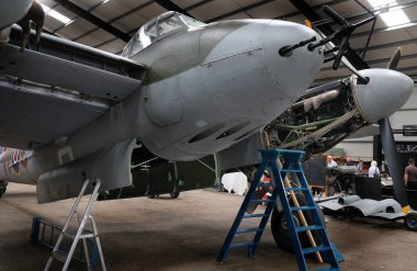 Willys MB ve Ford GPW, ikisi de resmi olarak A.B.D. Ordusu Kamyonu olarak adlandırılıyor, 44 yaşında, Komuta Keşif Aracı, yaygın olarak Jeep olarak bilinir. Tamamen yenilenmiş bir örnek..