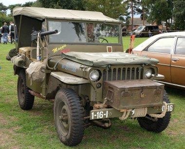 Willys MB ve Ford GPW, ikisi de resmi olarak A.B.D. Ordusu Kamyonu olarak adlandırılıyor, 44 yaşında, Komuta Keşif Aracı, yaygın olarak Jeep olarak bilinir. Tamamen yenilenmiş bir örnek..