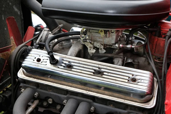 Modern motor üzerinde kamera şaftı kapağı ve enjeksiyon sistemi.