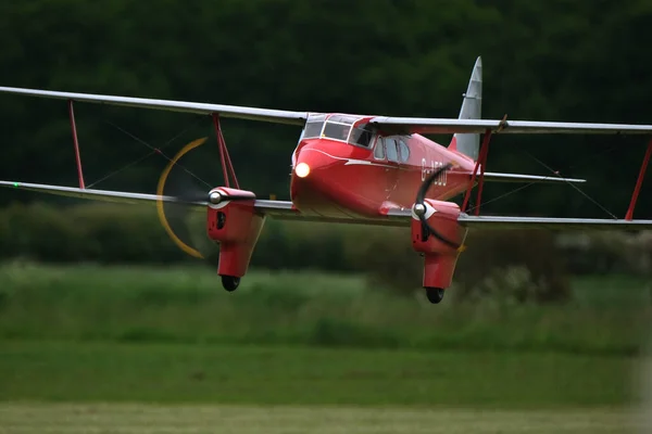 ハビランドDh 89ドラゴン ラピデ Havilland Dragon Rapide 1930年代にイギリスの航空会社デ ハビランドが開発 製造した短距離複葉機である これは大規模な無線制御スケールモデルです — ストック写真