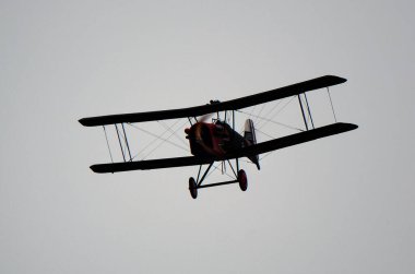 Royal Aircraft Factory S.E.5, İngiliz çift kanatlı savaş uçağı. Bu karaya çıkan uzaktan kumandalı bir model..