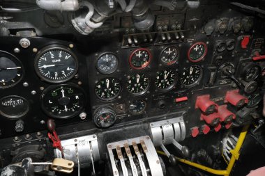 Bir Lancaster ağır bombardıman uçağının kokpiti ve uçuş tesisatı. East Kirkby 'deki Lancaster bombacısı. Hughnshire Havacılık Mirası Vakfı.