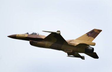 General Dynamics F-16 Fighting Falcon tek motorlu çok delikli bir savaş uçağıdır. Bu bir ölçek modeli, ezberden kontrollü uçuyor..