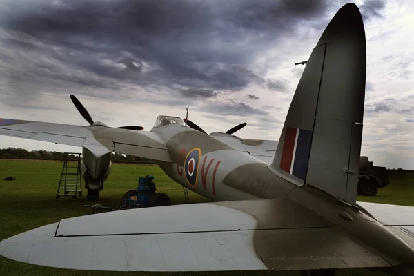 德哈维兰Dh 98蚊子 Havilland Mosquito 是一种英国双引擎 肩翼多角色战斗机 于第二次世界大战期间推出 它的框架大多是木制的 这很不寻常 它被命名为 — 图库照片