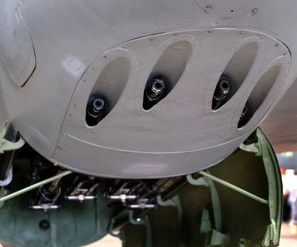 德哈维兰Dh 98蚊子战斗机 Havilland Mosquito 是一种英国双引擎双翼 肩翼多功能战斗机 在第二次世界大战夜间战斗机变种中推出 Nf11 林肯郡东克比的翻新工程正在进行中 — 图库照片