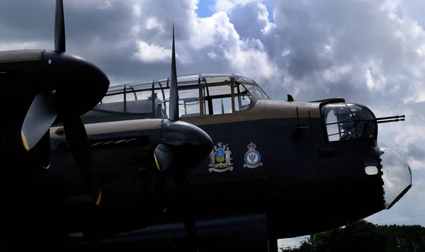 アブロ ランカスター Avro Lancaster イギリスの第二次世界大戦重爆撃機 ハンドリーページハリファックスの現代としてAvroによって設計および製造されました こちらはイースト カークビーの改装中の ジャスト ジェーン — ストック写真