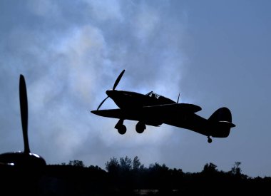 Hawker Hurricane, 1930 'larda Hawker Aircraft Ltd. tarafından Kraliyet Hava Kuvvetleri' ne hizmet amacıyla tasarlanan ve daha çok üretilen bir İngiliz savaş uçağıdır. Duxford, 2019 'da kalkış..