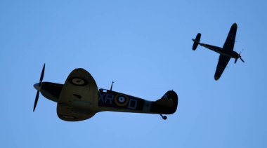 Supermarine Spitfire ve Messerschmitt Me109 (Buchon) 2019 yılında Duxford 'da köpek dövüşü yaptılar. 109 aslında bir Buchon. Merlin motorlu bir İspanyol 109..
