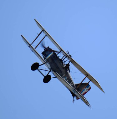 Royal Aircraft Factory S.E.5, İngiliz çift kanatlı savaş uçağı. Hem dengeli hem de nispeten manevra kabiliyeti olan bu uçak savaşın en hızlı uçaklarından biriydi.. 