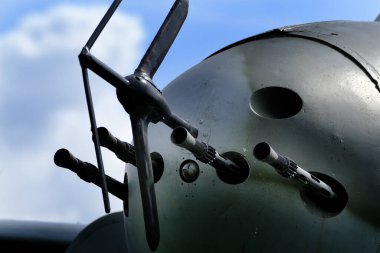 İngiliz De Havilland sivrisinek burnu NF11 gece dövüşçüsü Doğu Kirkby 'de yenileme çalışmaları yapıyor. Hughnshire 'da. Radar antenini ve dört 0.303 Browning makineli tüfeğini gösteriyor..