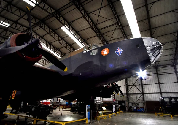 ハンドリーページハリファックスは 第二次世界大戦のイギリス空軍の重爆撃機です ハンドリー ページによって 現代の双発エンジンのアヴロ マンチェスターと同じ仕様で開発された エルヴィントン ヨークシャー 2019 — ストック写真