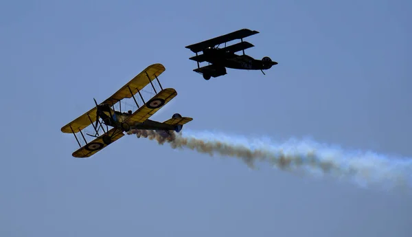 British Be2C Sob Ataque Triplano Fokker Dr1 Replica Primeira Aeronave — Fotografia de Stock