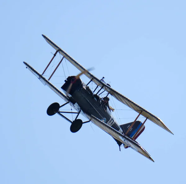 Royal Aircraft Factory S.E.5, İngiliz çift kanatlı savaş uçağı. Hem dengeli hem de nispeten manevra kabiliyeti olan bu uçak savaşın en hızlı uçaklarından biriydi.. 