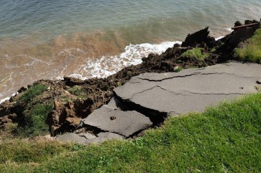 İngiltere, Yorkshire 'ın doğu kıyısındaki deniz harekatı ve hava koşullarından kaynaklanan Clay Cliff erozyonu. Kuzey Denizi 'ne dökülen yol.
