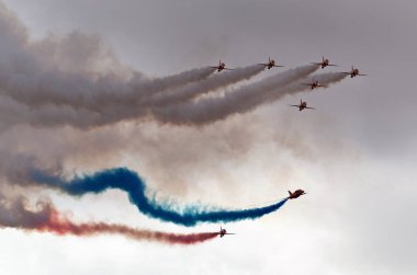 RAF Scampton hava gösterisi. 2017 yılı. Hughnshire 'da. İngiltere. Kraliyet Hava Kuvvetleri Aerobatik Takımı olarak da bilinen Kızıl Oklar Kraliyet Hava Kuvvetleri 'nin Scampton merkezli akrobasi ekspres takımıdır..